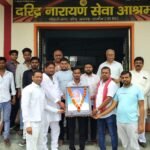 कोंच दरिद्र नारायन सेवा आश्रम में गरीबों को भोजन खिला कर अपने दादा जी की पुण्य तिथि मनाई रिपोर्ट बलराम सोनी